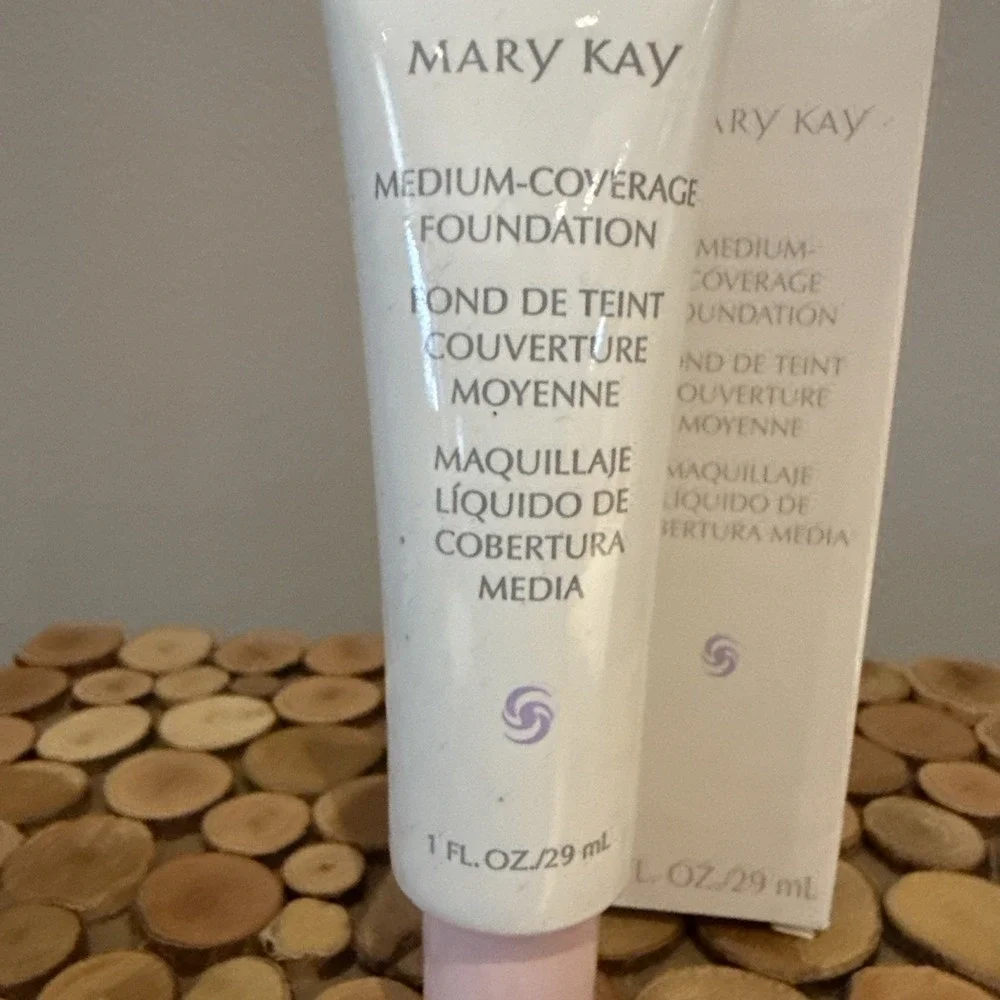 Mary Kay Medium Coverage Foundation Ivory 202 Pink Cap -‎ 1 OZ - 356800